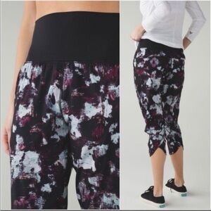 Lululemon Tranquil Crop High Rise Joggers Kara Blossom Multi/Black Pants